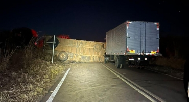 Presidente Olegário - CVC tomba na MG-410 e outros dois caminhões acabam se envolvendo no acidente 