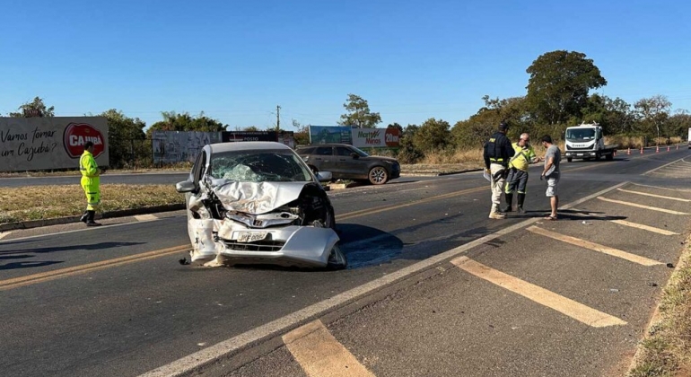 Lagoa Grande - Motorista avança parada obrigatória no trevo da MG-410 com a BR-040 e causa acidente 