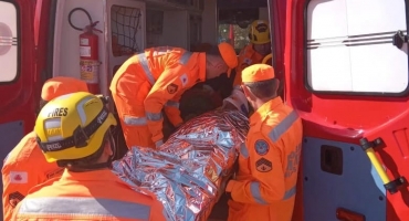 Ônibus com trabalhadores rurais tomba e deixa um morto e cinco feridos na BR-262