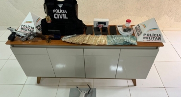 Carmo do Paranaíba – Polícias Civil e Militar cumprem mandado e apreende 60 mil reais em dinheiro, armas e encaminha um suspeito para  a delegacia 