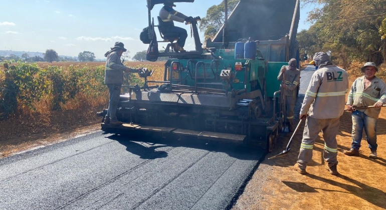 Prefeitura de Lagoa Formosa inicia mais uma etapa de pavimentação da estrada vicinal de Limeira 