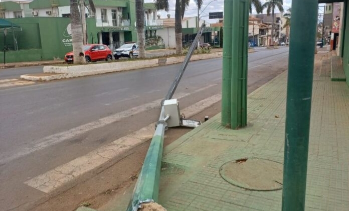 Carmo do Paranaíba – Motorista não consegue fazer conversão e carreta atinge poste de videomonitoramento do Olho Vivo