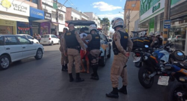 Indivíduo furta celular de uma mulher no centro de Patos de Minas e populares seguram o ladrão