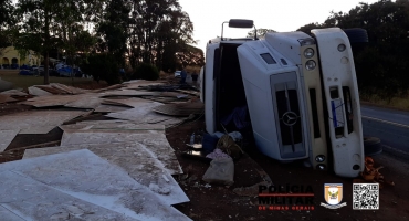 Romaria - Motorista perde controle direcional e tomba carreta na MGC-190