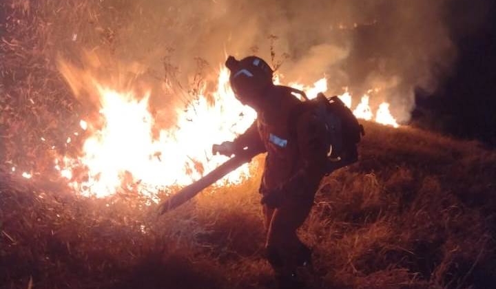 Corpo de Bombeiros combate incêndio em Patos de Minas que consumiu 15 hectares de vegetação