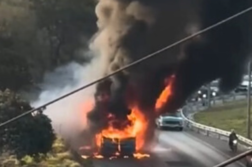 Criminosos ateiam fogo em ônibus na rodovia MG-10 em Vespasiano e ataque teria sido ordenado por detentos do presídio de Patrocínio