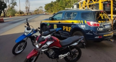 PRF  recupera duas motocicletas furtadas as quais eram transportadas em uma cegonha em Patos de Minas