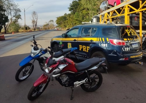 PRF  recupera duas motocicletas furtadas as quais eram transportadas em uma cegonha em Patos de Minas