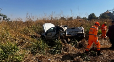 Veículo parado em acostamento da BR-365 é atingido na traseira por carreta carregada com combustível