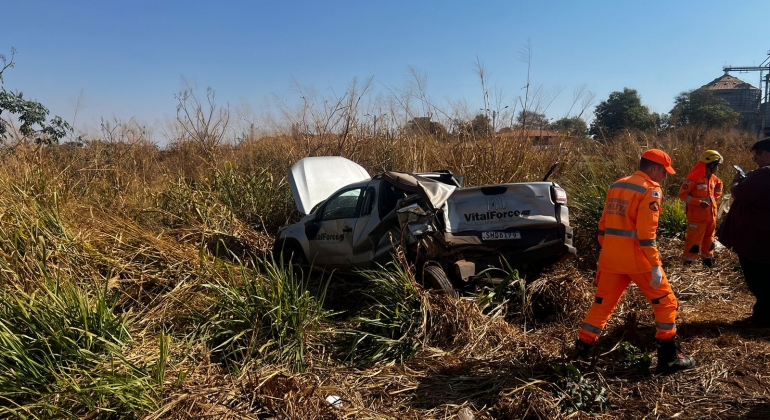 Veículo parado em acostamento da BR-365 é atingido na traseira por carreta carregada com combustível