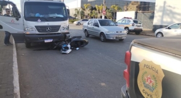 Motociclista fica ferida após condutor de caminhão invadir parada obrigatória e provocar acidente; em Patos de Minas 