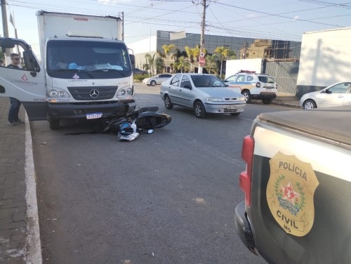 Motociclista fica ferida após condutor de caminhão invadir parada obrigatória e provocar acidente; em Patos de Minas 