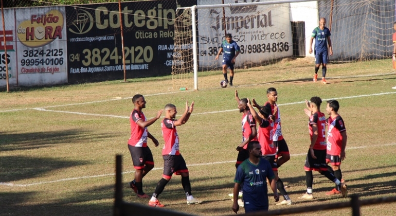 Santa Cruz goleia Seleção Pinheirense em Lagoa Formosa pelo Regional e conquista primeira vitória na competição