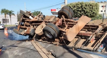 Caminhão tomba em rotatória da Avenida Marabá em Patos de Minas