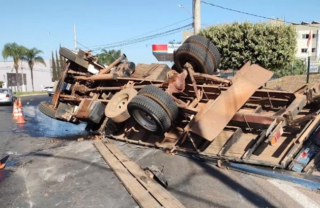 Caminhão tomba em rotatória da Avenida Marabá em Patos de Minas