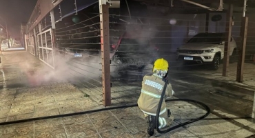 Bombeiros combatem incêndio criminoso em veículo dentro de loja de carros em Patos de Minas