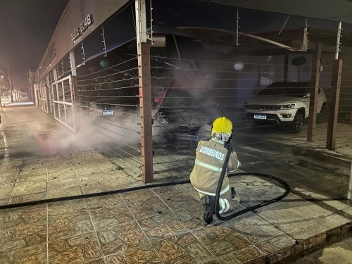 Bombeiros combatem incêndio criminoso em veículo dentro de loja de carros em Patos de Minas