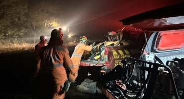 Corpo de Bombeiros combate queimada em vegetação de fazenda no município de Patos de Minas 