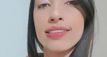 Jovem de 20 anos é morta a tiros na porta de casa na cidade de Monte Carmelo 