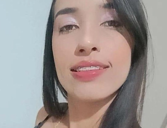 Jovem de 20 anos é morta a tiros na porta de casa na cidade de Monte Carmelo 