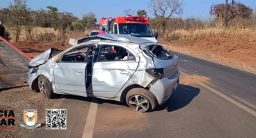 Presidente Olegário - Motorista perde controle direcional e capota veiculo na MG-410 