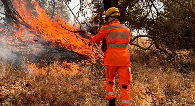 Corpo de Bombeiros combate incêndio na zona rural de Patos de Minas e faz alerta a população sobre fumaça 