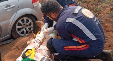 Jovem cochila ao volante e veículo vai parar fora da pista da BR-354, próximo ao trevo de Carmo do Paranaíba