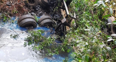 Caminhão-tanque cai de ponte na BR-365 no município de Romaria e duas pessoas morrem 