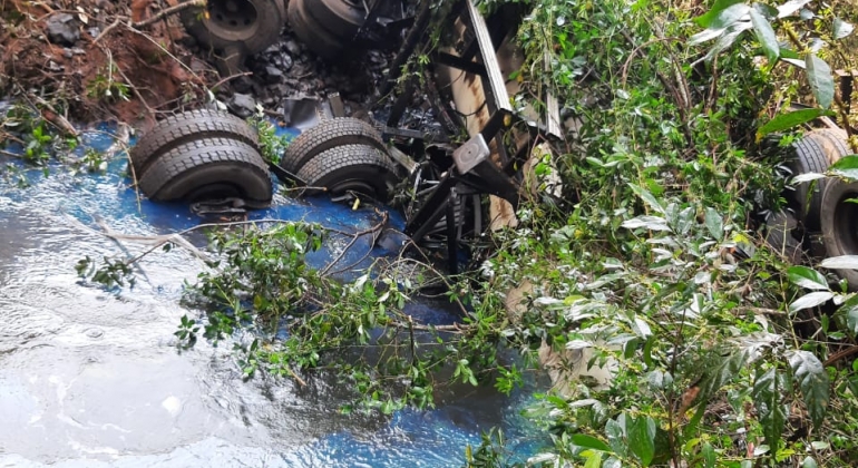 Caminhão-tanque cai de ponte na BR-365 no município de Romaria e duas pessoas morrem 