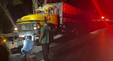 Motorista morre após caminhão capotar na BR-365 próximo a São Gonçalo do Abaeté