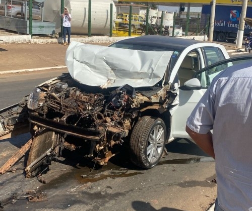 Patos de Minas - Caminhão-pipa é atingido por carro, em acidente na Avenida JK