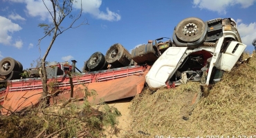 Motorista de carreta fica preso em cabine de veículo após acidente na BR-365