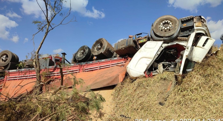 Motorista de carreta fica preso em cabine de veículo após acidente na BR-365