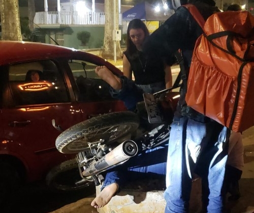 Patos de Minas - Condutor de motocicleta perde controle direcional e atinge traseira de veículo; adolescente fica ferido 