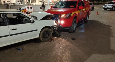 Patos de Minas - Com sinais de embriaguez homem é preso após colidir contra viatura do Corpo de Bombeiros