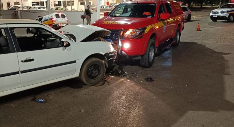 Patos de Minas - Com sinais de embriaguez homem é preso após colidir contra viatura do Corpo de Bombeiros