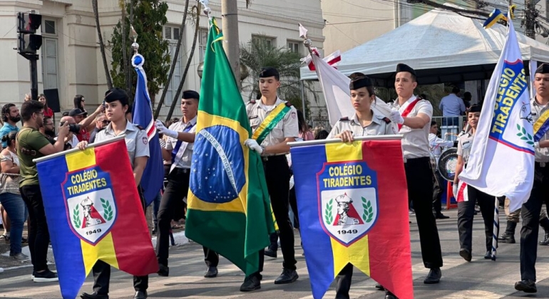 Desfile cívico-militar e estudantil é realizado em Patos de Minas em comemoração ao Dia da Independência do Brasil