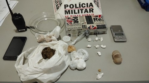 Tiros - Polícia Militar apreende drogas e encaminha casal suspeito de tráfico para a delegacia 