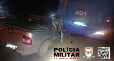 São Gotardo - Motorista colide automóvel na traseira de ônibus que apresentou defeito na BR-354; passageira do carro fica ferida