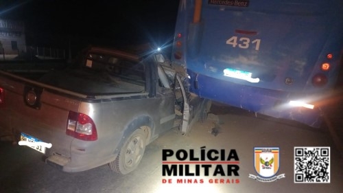 São Gotardo - Motorista colide automóvel na traseira de ônibus que apresentou defeito na BR-354; passageira do carro fica ferida