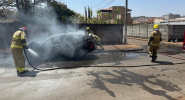 Veículo pega fogo em via pública em Patos de Minas 