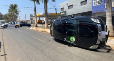 Carmo do Paranaíba: Veículo tomba na avenida João Batista após motorista cochilar ao volante