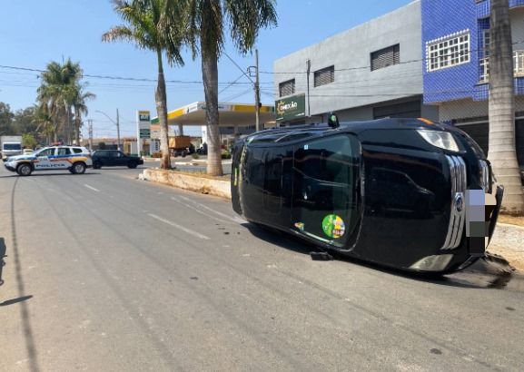 Carmo do Paranaíba: Veículo tomba na avenida João Batista após motorista cochilar ao volante