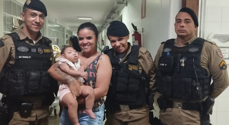 Polícia Militar de Patos de Minas salva a vida de garotinha de 8 meses que se encontrava engasgada