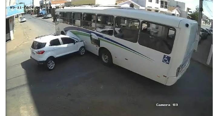 Motorista avança parada obrigatória e colide contra ônibus de transporte público no bairro Lagoa Grande