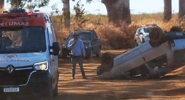 Automóvel com dois jovens capota na zona rural de Carmo do Paranaíba