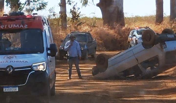 Automóvel com dois jovens capota na zona rural de Carmo do Paranaíba