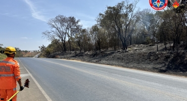 Corpo de Bombeiros combate incêndio que atingiu as margens da BR-354 entre Patos de Minas e Lagoa Formosa