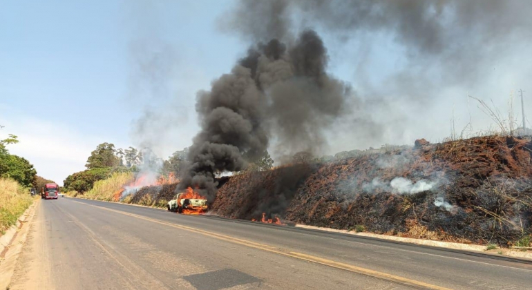 Viatura da Polícia Militar pega fogo na MGC-354; fica destruída pelas chamas que se alastram para a vegetação 