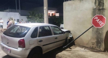 Motorista com sintomas de embriaguez colide automóvel contra muro de residência e ameaça família; em Patos de Minas